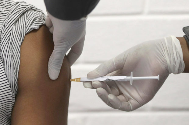 Plan de vacunación en California quiere salvar más vidas latinas