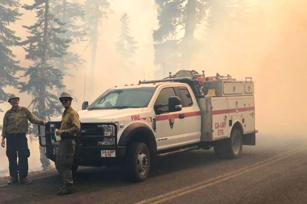 Bomberos del Servicios de Parques durante el incendio Dixie ocurrido en el norte de California en 2021 que quemó un millón de acres y 1.300 casas. El incendio se originó a causa de cables de electricidad de PG&E. Foto cortesía de The Commons 