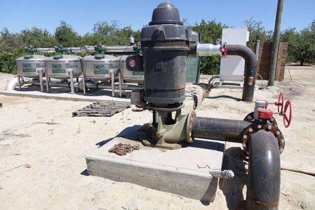 En el Valle Central, debido a la grave disminución de los acuíferos, los propietarios de viviendas y los agricultores dependen cada vez más de las bombas de agua, lo que genera problemas adicionales para el medio ambiente y agota las fuentes de agua subterráneas. Foto de Eduardo Stanley