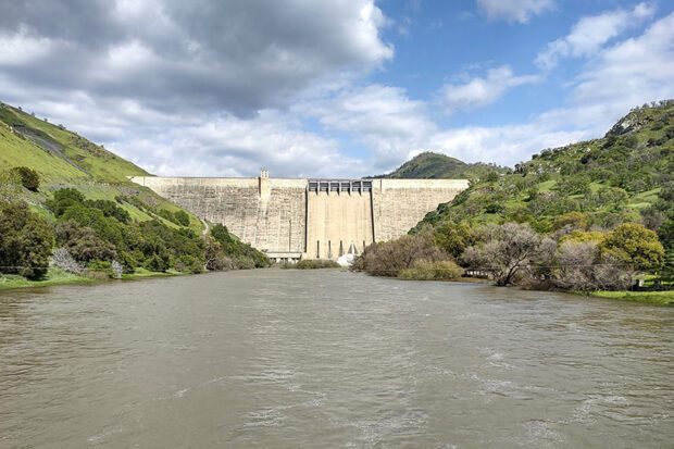 La presa Pine Flat en el río Kings ofrece control de inundaciones, irrigación y recreación para los residentes del valle. Foto de Vic Bedoian