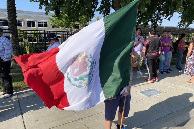 En Fresno, el domingo 2 de junio hubo gran presencia de ciudadanos mexicanos que querían votar en el Consulado de México. Foto de Eduardo Stanley