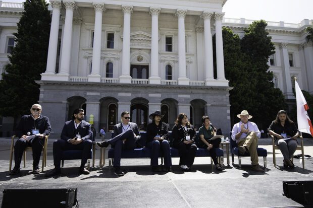 Un panel de intelectuales activistas en las escaleras del Capitolio. Foto de Peter Maiden