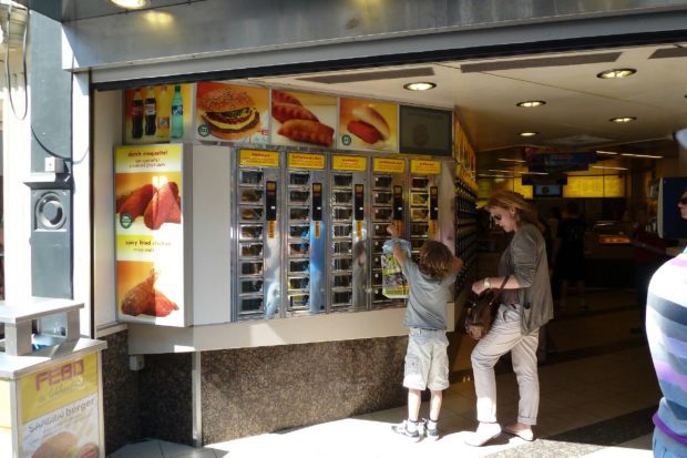 El proyecto de ley de comida rápida de California podría vincular a las corporaciones con el robo de salarios y otras violaciones laborales
