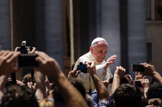 El Papa Francisco en la Plaza de San Pedro, el Vaticano, en 2014. Foto cortesía Alfredo Borba/The Commons