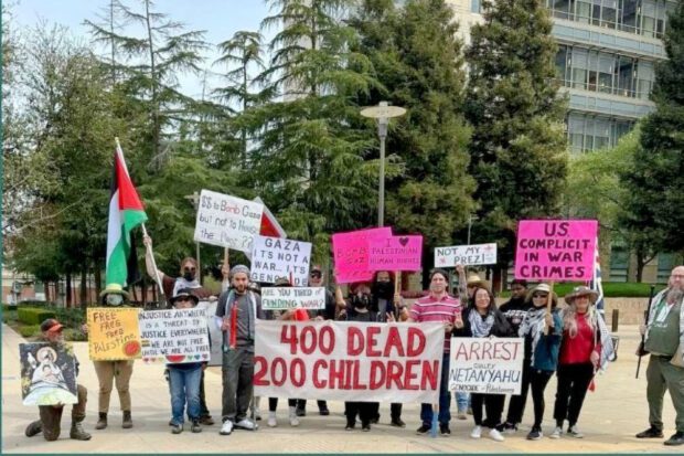 Every Wednesday, community members demonstrate in front of the U.S. Federal Building, often after an attack that kills hundreds in Gaza, such as this day. Photo by Linda Tubach