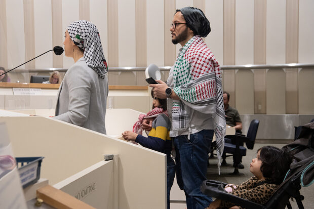 Zahra Al, víctima de un delito de odio, habla ante el Ayuntamiento de Fresno acompañada de su marido Moe y sus dos hijos. Foto de Peter Maiden