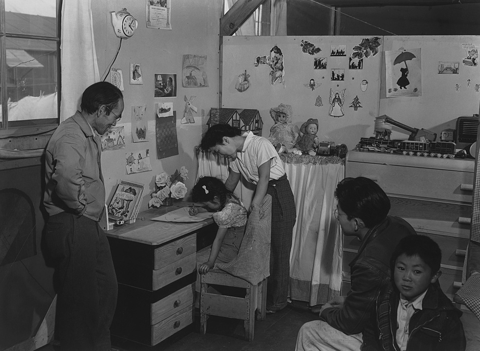 La familia de Tojo Miatake en el Centro de Reubicación Manzanar. Foto cortesía de Ansel Adams/NPS