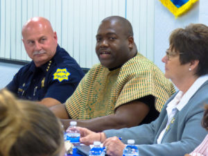Activista Rev. Dr. Floyd Harris habló en un panel, sentado a su lado es Jefe de Policia Jerry Dyer.