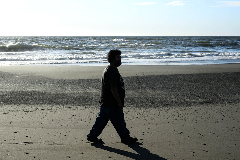 Olivares dice que le gusta caminar en la playa “para despejarse”. Manuel Ortiz/Peninsula 360 Press