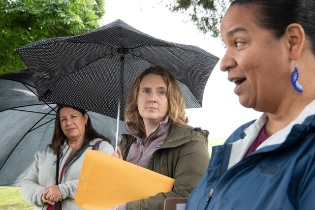 Activistas ambientales, de derecha a izquierda: Ivanka Saunders, Jill Hindenach y Rosa Depuy. Foto de Peter Maiden