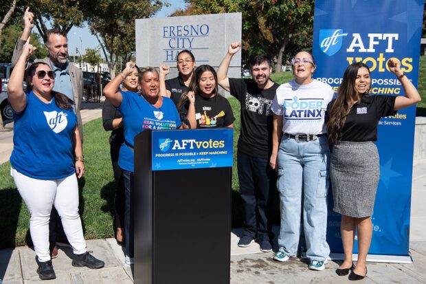 Participantes en la rueda de prensa del 17 de septiembre, Día Nacional del Registro de Votantes, pertenecientes a la Federación Americana de Maestros (AFT) y Poder Latinx, quienes expusieron la importancia de la participación ciudadana. Foto de Peter Maiden