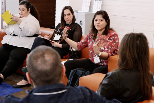 Gina Sandi-Diaz liderando un panel sobre la enseñanza de Maria Irene Fomás en programa de teatro universitarios, en el Simposio Fornés en la Universidad de Princeton. Foto cortesia Sandi-Diaz.