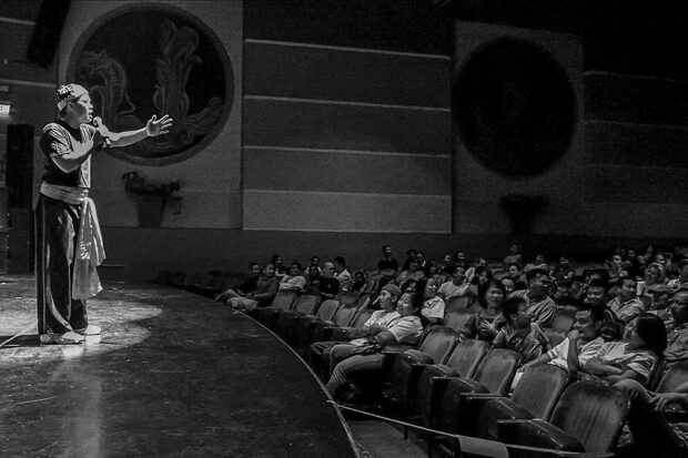 Tou Ger durante su presentación en el Teatro Tower, de Fresno, durante el Festival Tamejavi 2004. Tou Ger dedicaba tiempo y energía en comunicarse con los jóvenes, a quienes inspiró respeto por la cultura Hmong y otras. Foto de David Bacon